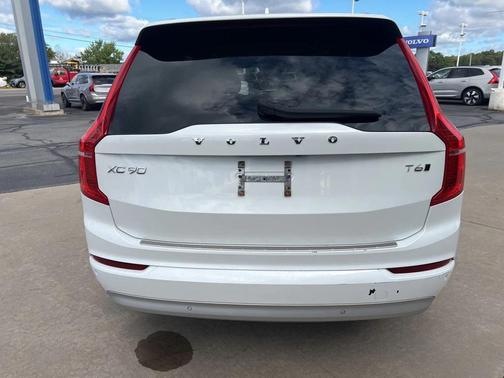 2022 Volvo XC90 T6 Momentum