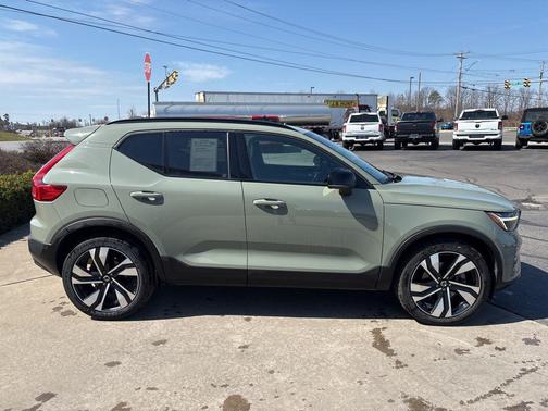 Sage Green Metallic 2023 Volvo XC40 B5 Ultimate Dark Theme