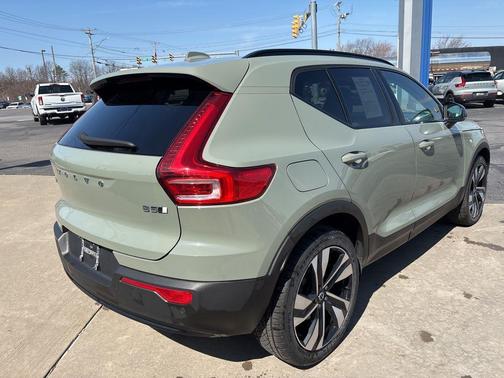 Sage Green Metallic 2023 Volvo XC40 B5 Ultimate Dark Theme
