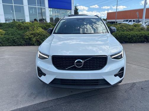 Crystal White Metallic 2024 Volvo XC40 B5 Plus Dark Theme