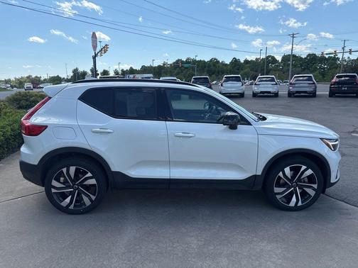 Crystal White Metallic 2024 Volvo XC40 B5 Plus Dark Theme