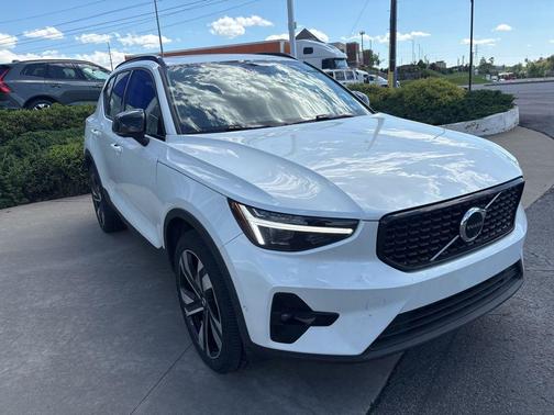 Crystal White Metallic 2024 Volvo XC40 B5 Plus Dark Theme