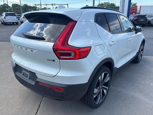 Crystal White Metallic 2024 Volvo XC40 B5 Plus Dark Theme