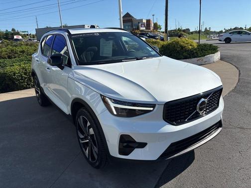 Crystal White Metallic 2024 Volvo XC40 B5 Plus Dark Theme