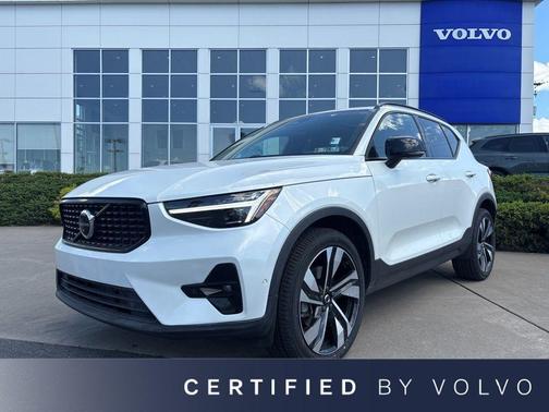 Crystal White Metallic 2024 Volvo XC40 B5 Plus Dark Theme