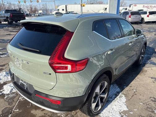 2025 Volvo XC40 B5 Plus Bright Theme