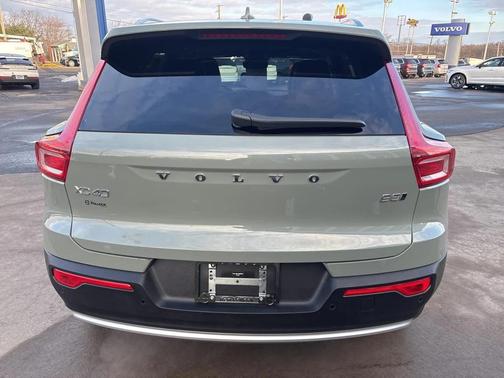 2025 Volvo XC40 B5 Plus Bright Theme