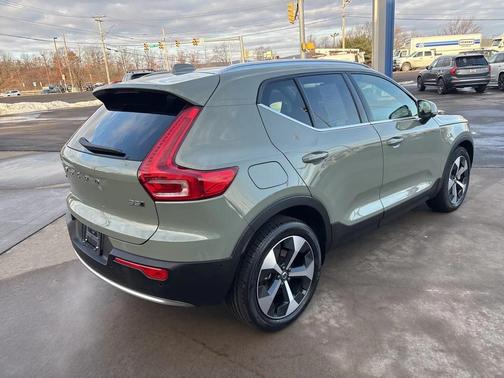 2025 Volvo XC40 B5 Plus Bright Theme