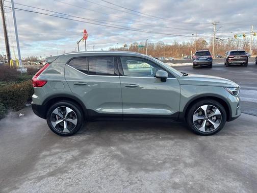 2025 Volvo XC40 B5 Plus Bright Theme
