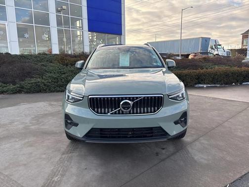 2025 Volvo XC40 B5 Plus Bright Theme