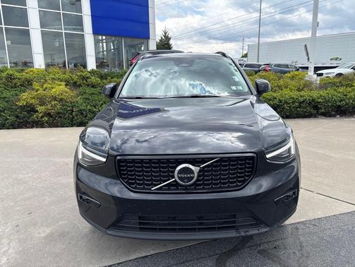 Onyx Black 2026 Volvo XC40 B5 Plus