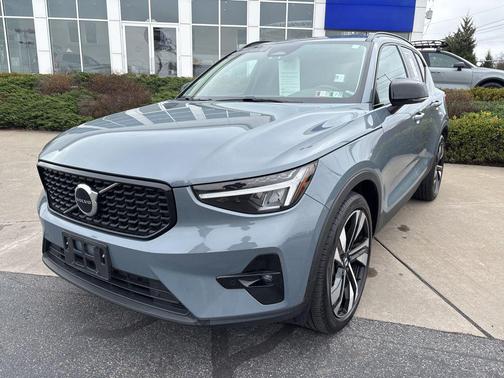 2023 Volvo XC40 B5 Plus Dark Theme