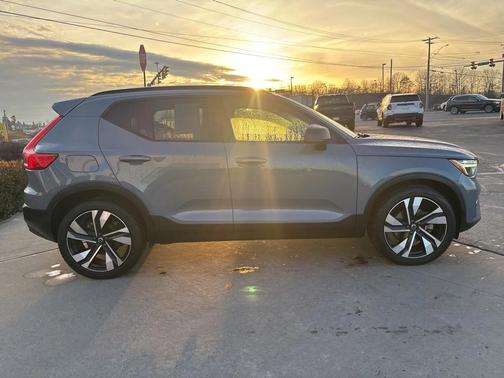 2023 Volvo XC40 B5 Plus Dark Theme