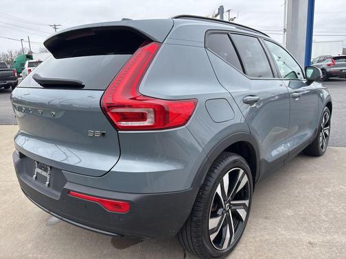 2023 Volvo XC40 B5 Plus Dark Theme