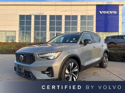 2023 Volvo XC40 B5 Plus Dark Theme