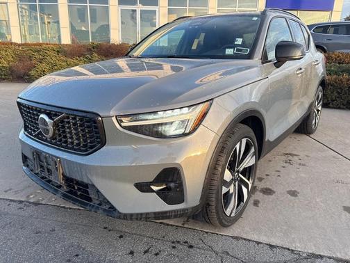 2023 Volvo XC40 B5 Plus Dark Theme