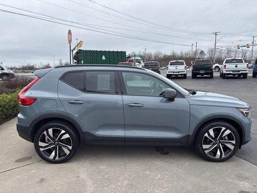 2023 Volvo XC40 B5 Plus Dark Theme
