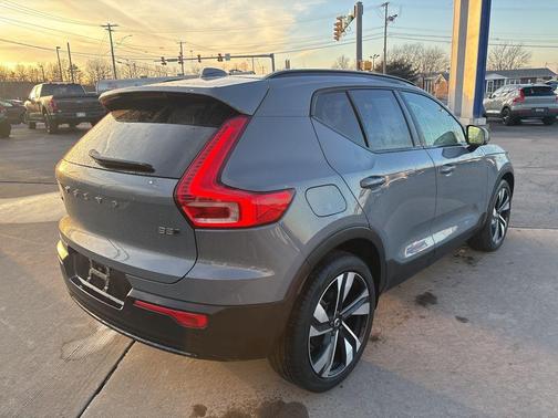 2023 Volvo XC40 B5 Plus Dark Theme