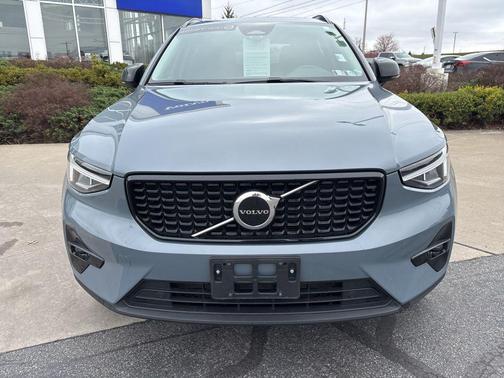 2023 Volvo XC40 B5 Plus Dark Theme