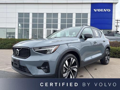 2023 Volvo XC40 B5 Plus Dark Theme