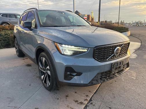 2023 Volvo XC40 B5 Plus Dark Theme