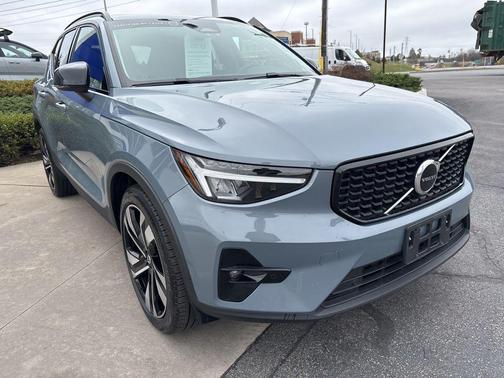 2023 Volvo XC40 B5 Plus Dark Theme