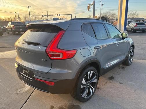 2023 Volvo XC40 B5 Plus Dark Theme
