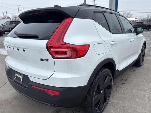 2026 Volvo XC40 Black Edition Ultra, B5 AWD Gas (mild hybrid)