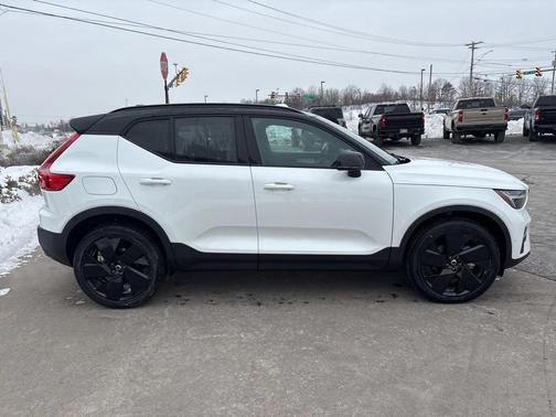 2026 Volvo XC40 Black Edition Ultra, B5 AWD Gas (mild hybrid)