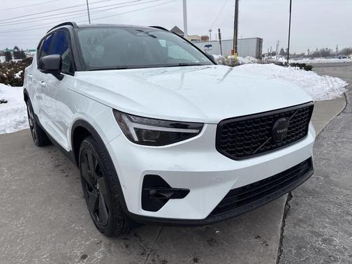 2026 Volvo XC40 Black Edition Ultra, B5 AWD Gas (mild hybrid)