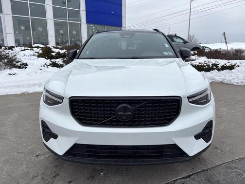 2026 Volvo XC40 Black Edition Ultra, B5 AWD Gas (mild hybrid)