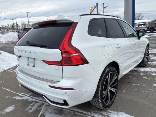 2024 Volvo XC60 Recharge Plug-In Hybrid T8 Ultimate Dark Theme