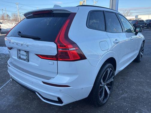 2024 Volvo XC60 Recharge Plug-In Hybrid T8 Ultimate Dark Theme