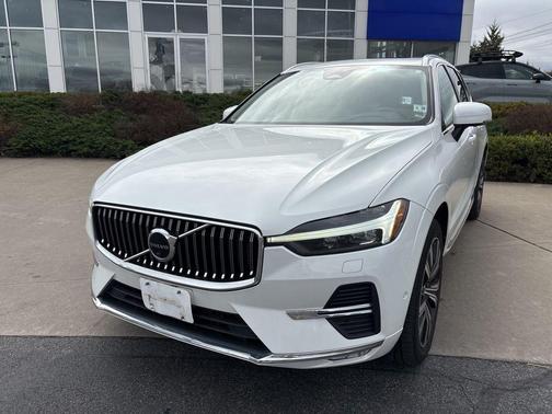 Crystal White Metallic 2023 Volvo XC60 B5 Plus Bright Theme