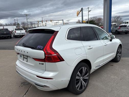 Crystal White Metallic 2023 Volvo XC60 B5 Plus Bright Theme