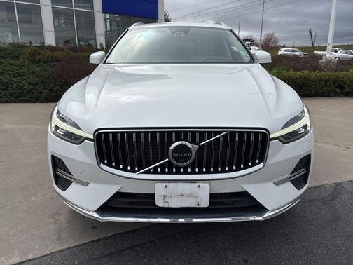 Crystal White Metallic 2023 Volvo XC60 B5 Plus Bright Theme