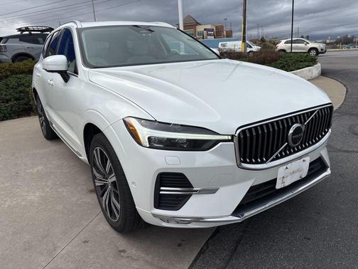 Crystal White Metallic 2023 Volvo XC60 B5 Plus Bright Theme