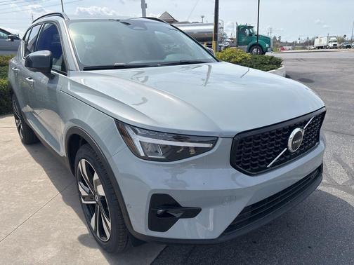 Vapour Grey Metallic 2026 Volvo XC40 Plus, B5 AWD Gas (mild hybrid), Dark