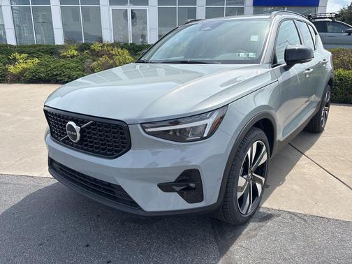 Vapour Grey Metallic 2026 Volvo XC40 Plus, B5 AWD Gas (mild hybrid), Dark