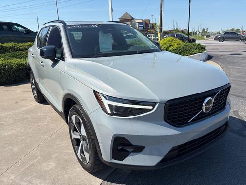 Vapour Grey Metallic 2026 Volvo XC40 Plus, B5 AWD Gas (mild hybrid), Dark