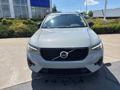 Vapour Grey Metallic 2026 Volvo XC40 Plus, B5 AWD Gas (mild hybrid), Dark