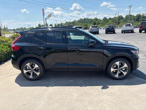 Onyx Black 2026 Volvo XC40 Core, B5 AWD Gas (mild hybrid), Dark