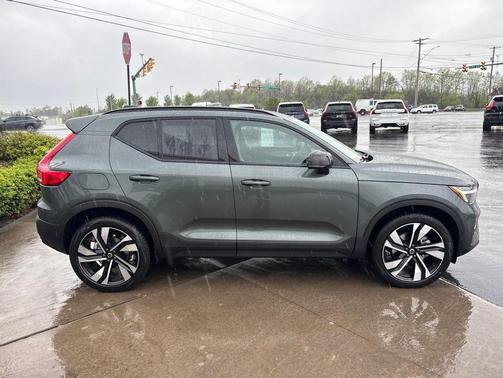 Forest Lake 2026 Volvo XC40 Plus, B5 AWD Gas (mild hybrid), Dark