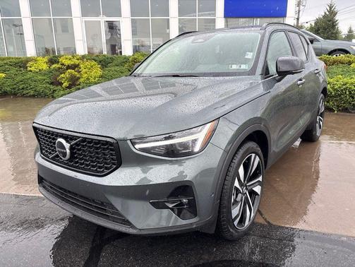 Forest Lake 2026 Volvo XC40 Plus, B5 AWD Gas (mild hybrid), Dark