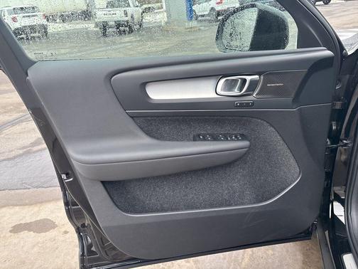 Onyx Black 2026 Volvo XC40 Black Edition Ultra, B5 AWD Gas (mild hybrid)