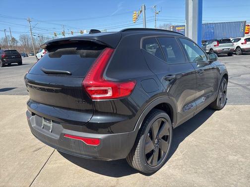 Onyx Black 2026 Volvo XC40 Black Edition Ultra, B5 AWD Gas (mild hybrid)
