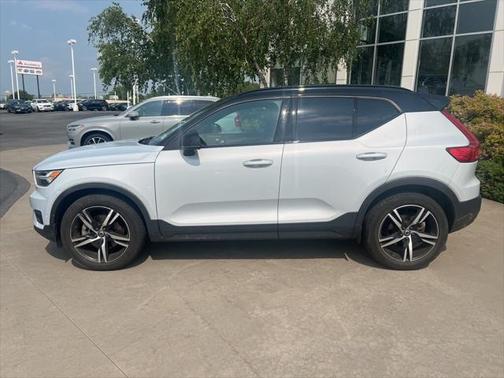 2022 Volvo XC40 T5 R-Design