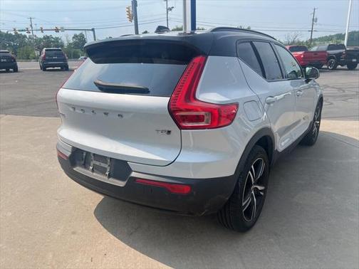 2022 Volvo XC40 T5 R-Design