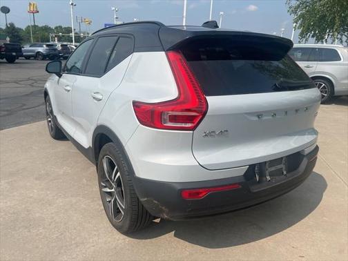 2022 Volvo XC40 T5 R-Design