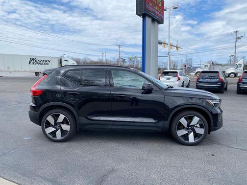 Onyx Black Metallic 2024 Volvo XC40 Recharge Pure Electric Twin Ultimate